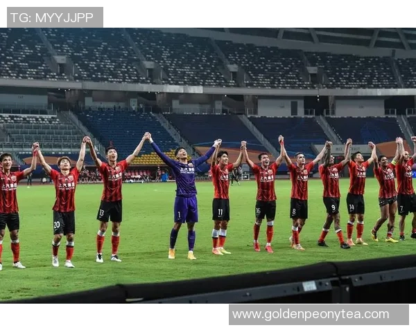 国安与上港激战正酣谁能在这场巅峰对决中笑到最后